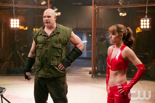 TheCW Staffel1-7Pics_341.jpg - "Combat"--  (R-L) WWE superstar Kane guest stars as Titan and Erica Durance as Lois Lane in SMALLVILLE, on The CW Network. Photo: Michael Courtney/The CW © 2007 The CW Network, LLC. All Rights Reserved.